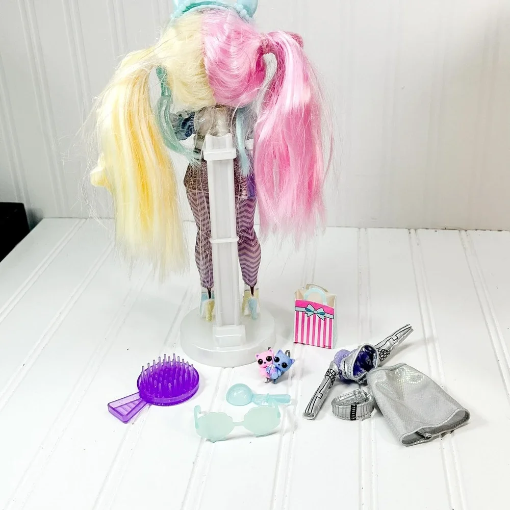 LOL Surprise OMG Series 2 Candylicious Doll with‎ Accessories Missing Hand